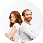 Stijlvol stel poseert samen in minimalistische outfits, een moderne lifestyle en een imago dat perfect aansluit bij een modemerk.