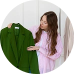 Vrouw die kledingstukken uit een kledingrek kiest, concept van persoonlijke styling en garderobeselectie.