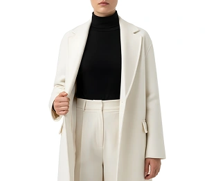 Vrouw in crèmekleurig pak met zwarte coltrui, elegante moderne outfit die een minimalistische zakelijke modestijl laat zien.